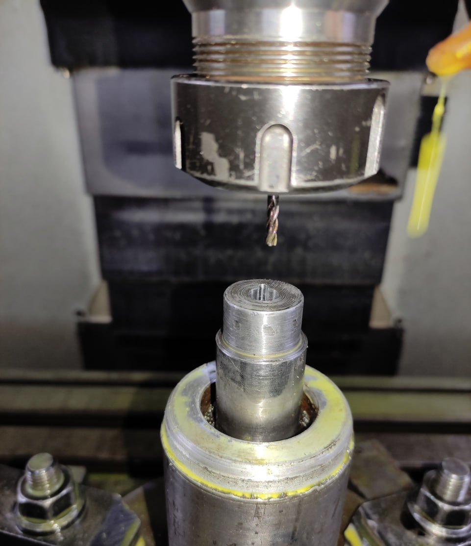 Verktyg i spindeln under bearbetning av detalj i CNC-maskin