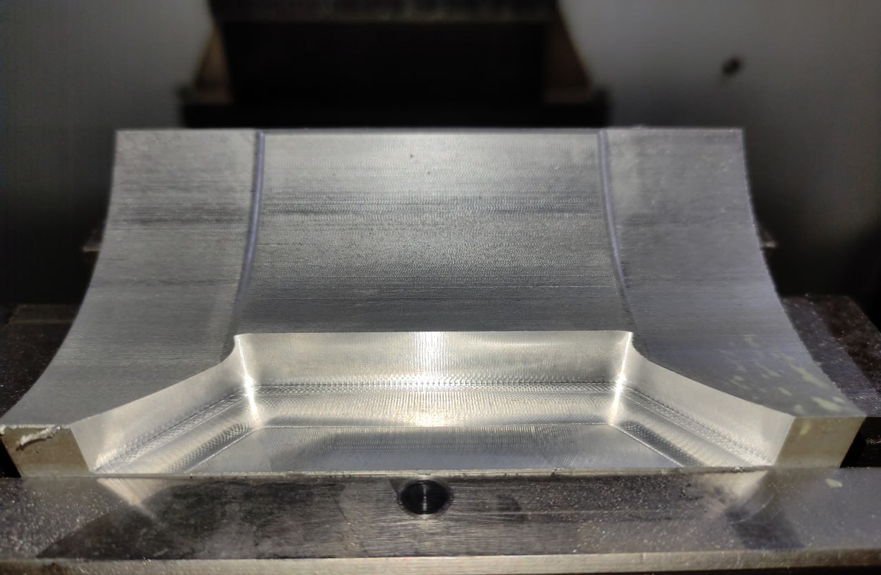 CNC-fräst aluminiumdetalj med plana ytor och urfräsningar