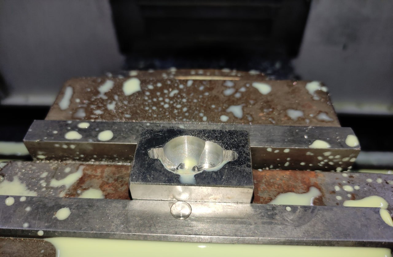 Formverktyg under CNC-fräsning i maskin