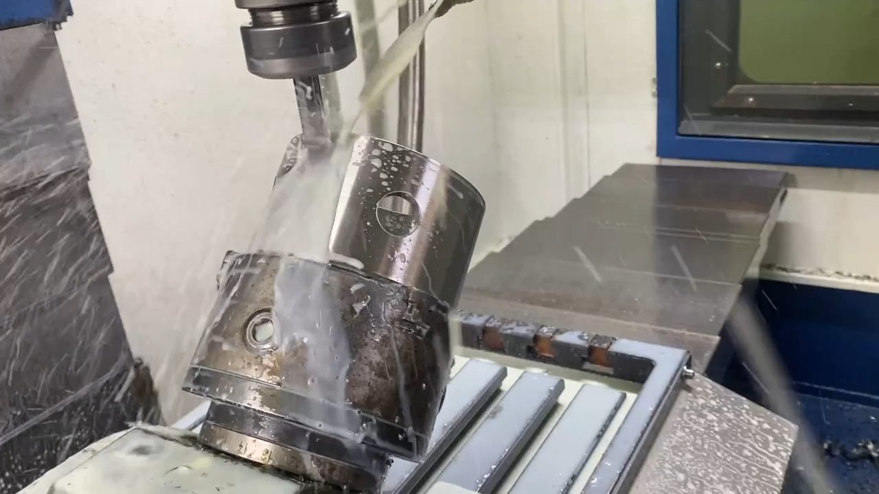 CNC-fräsning av en detalj med kylvätska i vårt bearbetningscenter