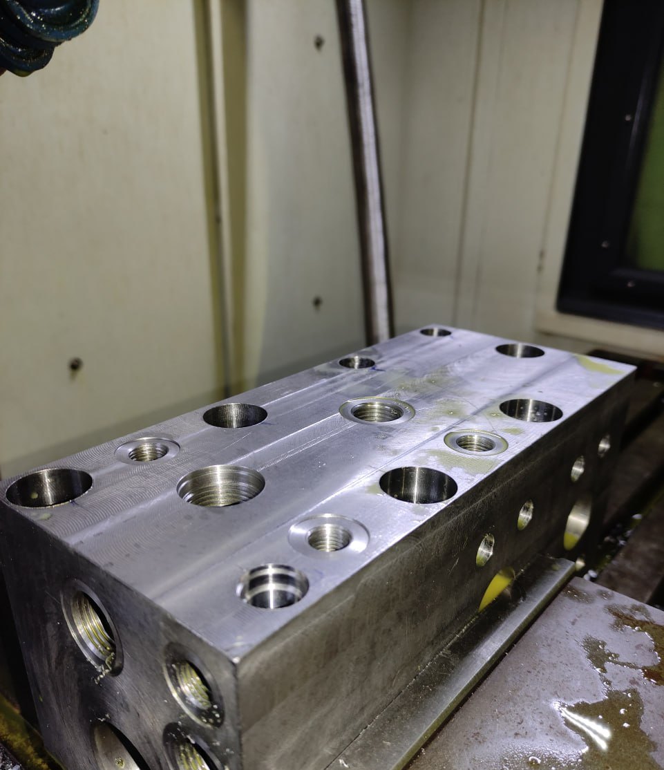 CNC-bearbetat hydraulblock i aluminium med borrade och gängade portar