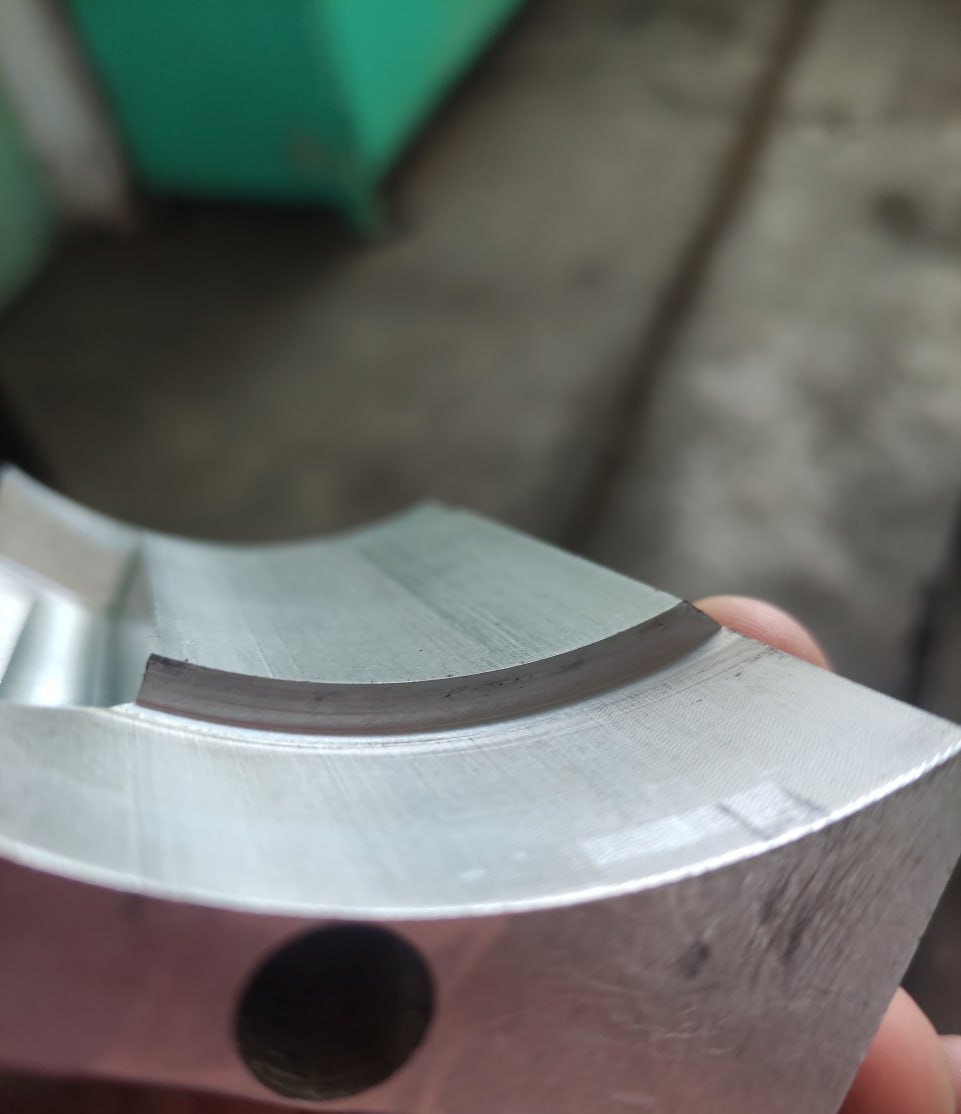 Radiefräsning av böjd aluminiumdetalj