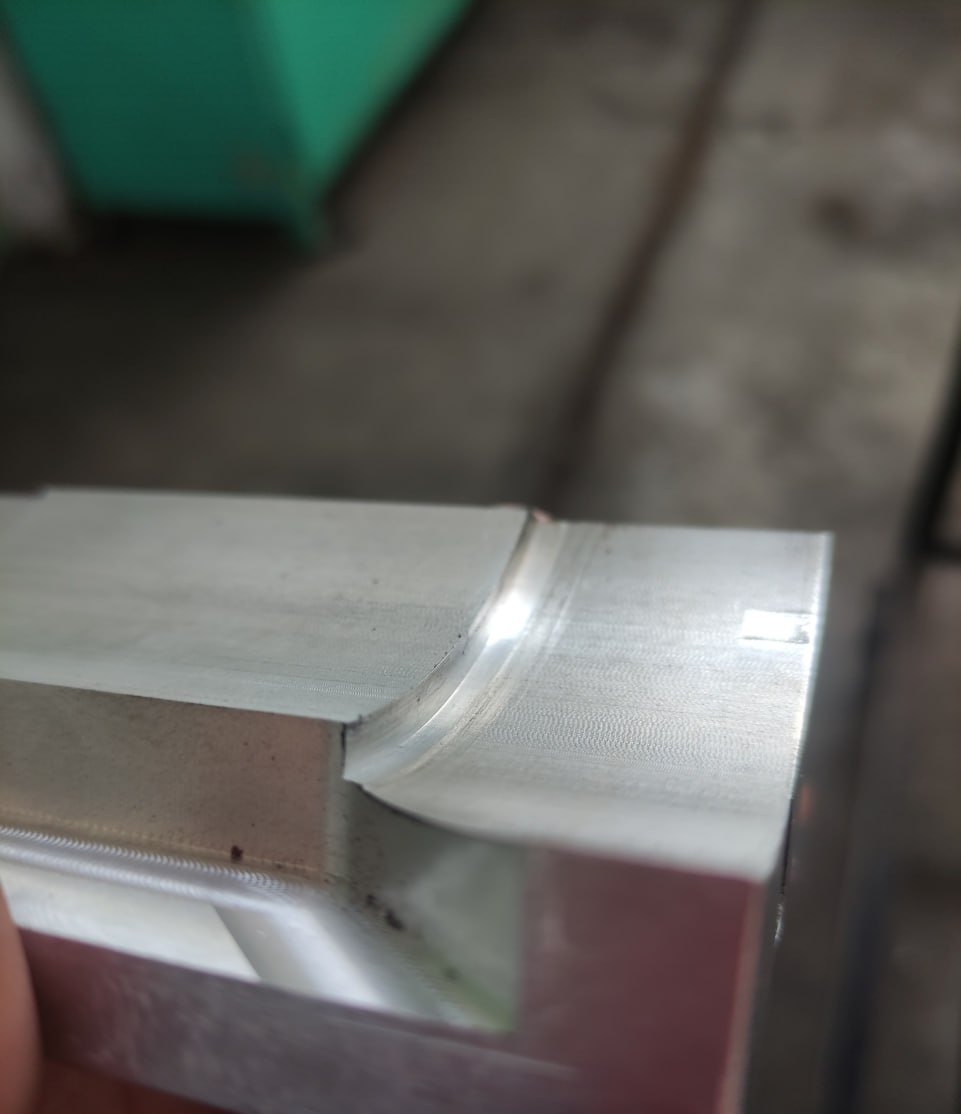 Ytfinish på CNC-fräst aluminiumdetalj
