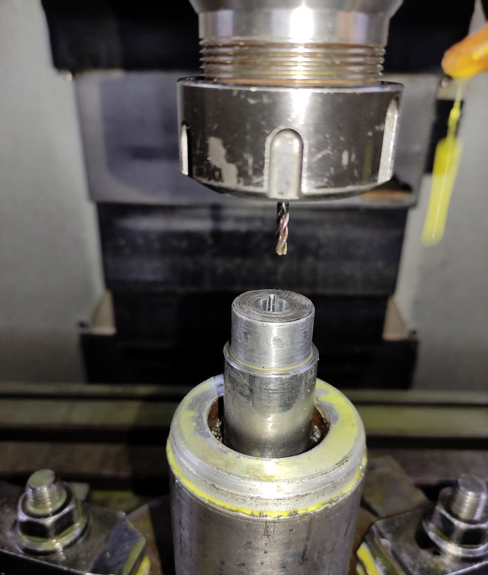CNC-borrning av detalj i maskin