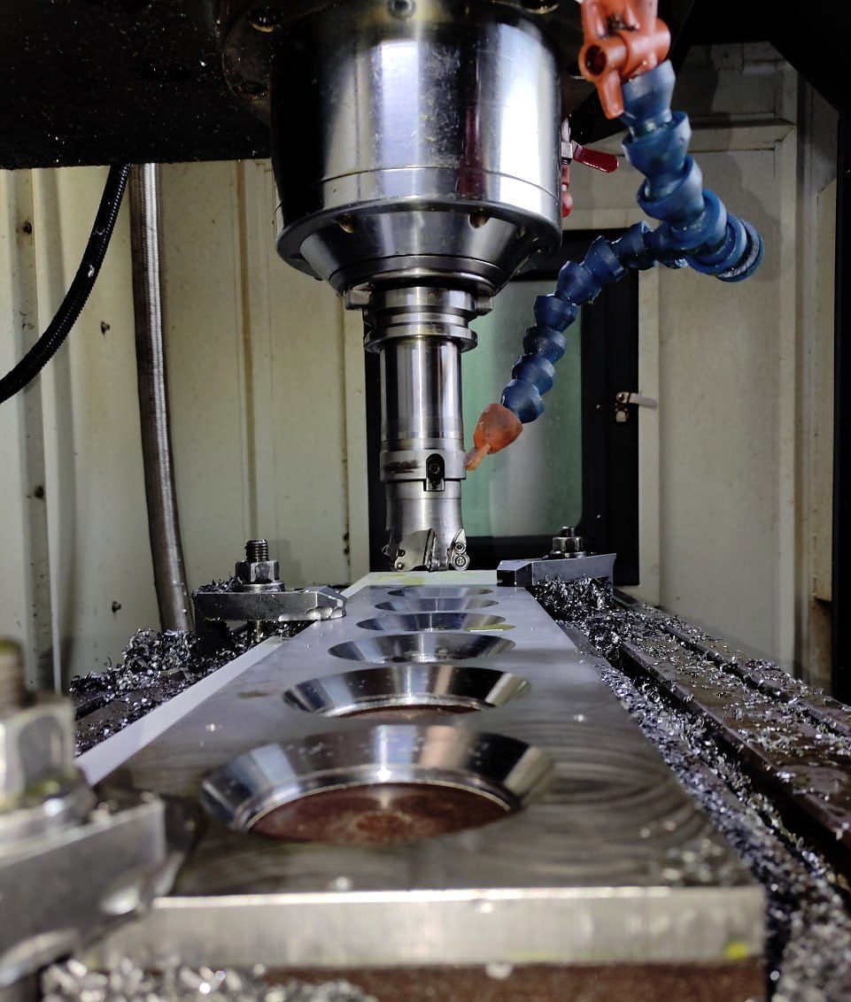 CNC-fräsning i drift i VMC 1050