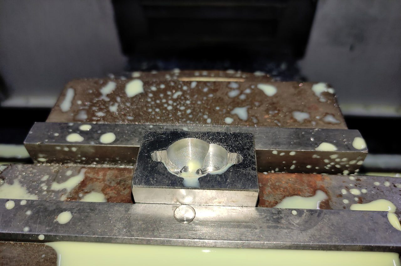Formverktyg uppspänt i CNC-fräs