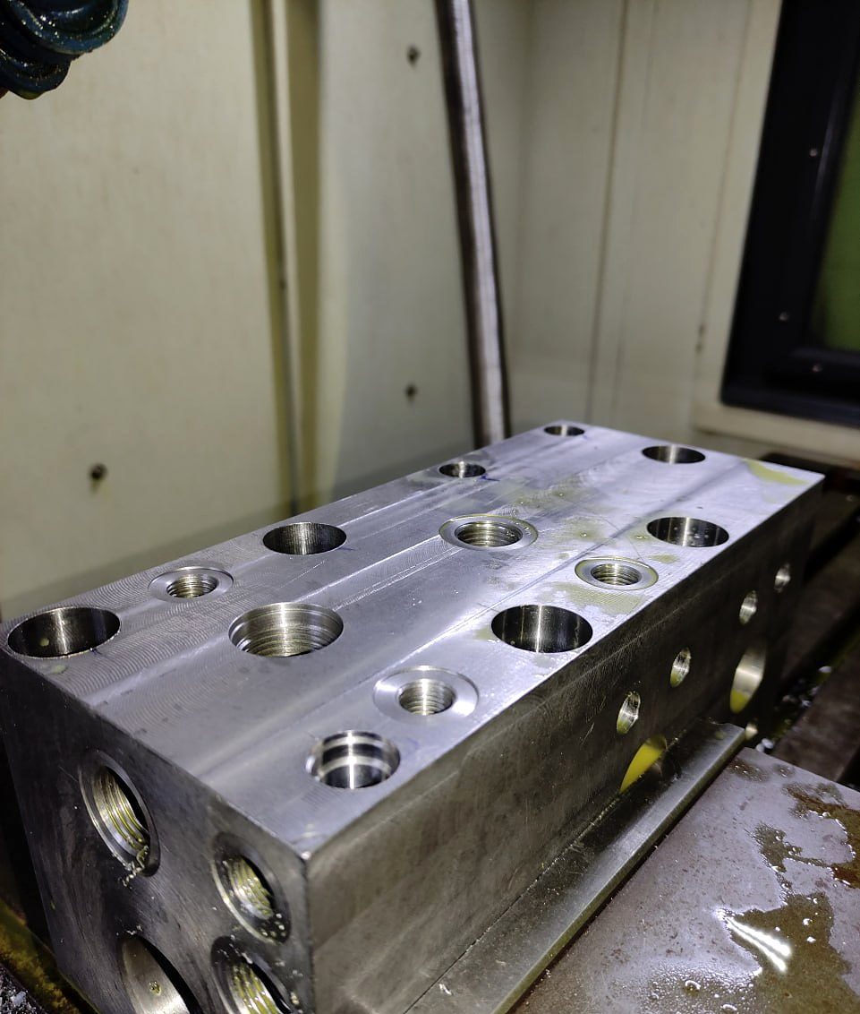CNC-fräst hydraulblock i aluminium