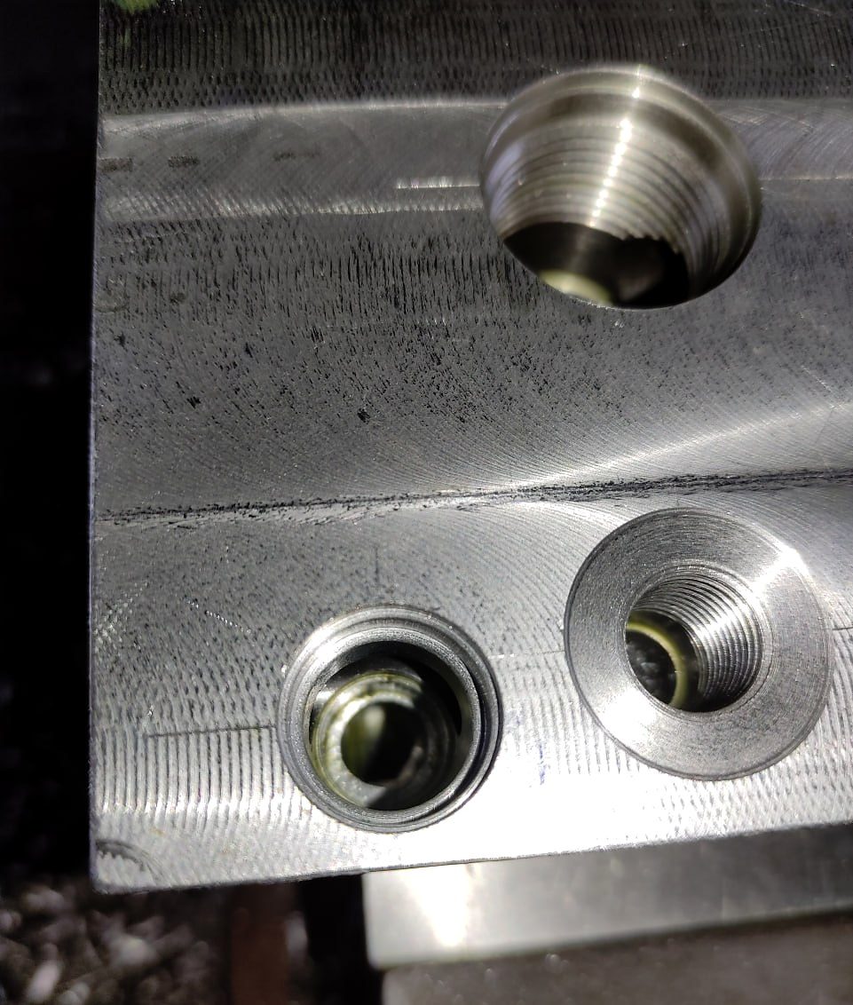 Hydraulblock, närbild på gängade hål