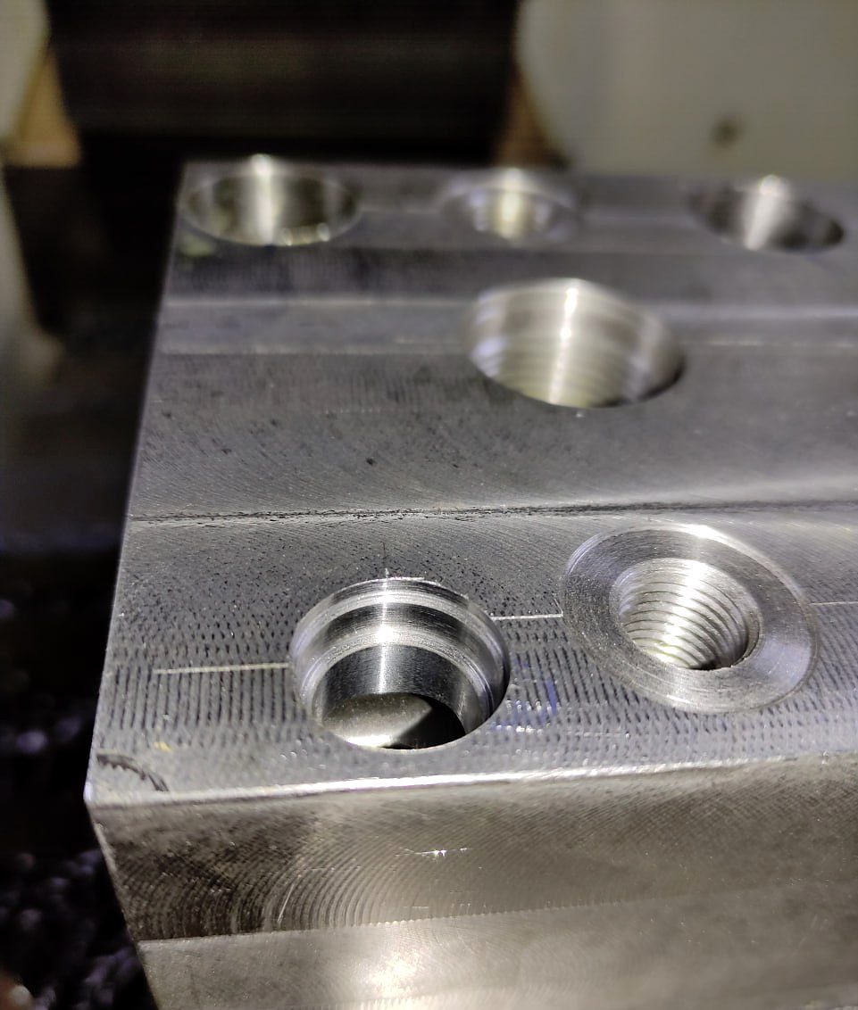 CNC-fräst hydraulblock med gängade hål