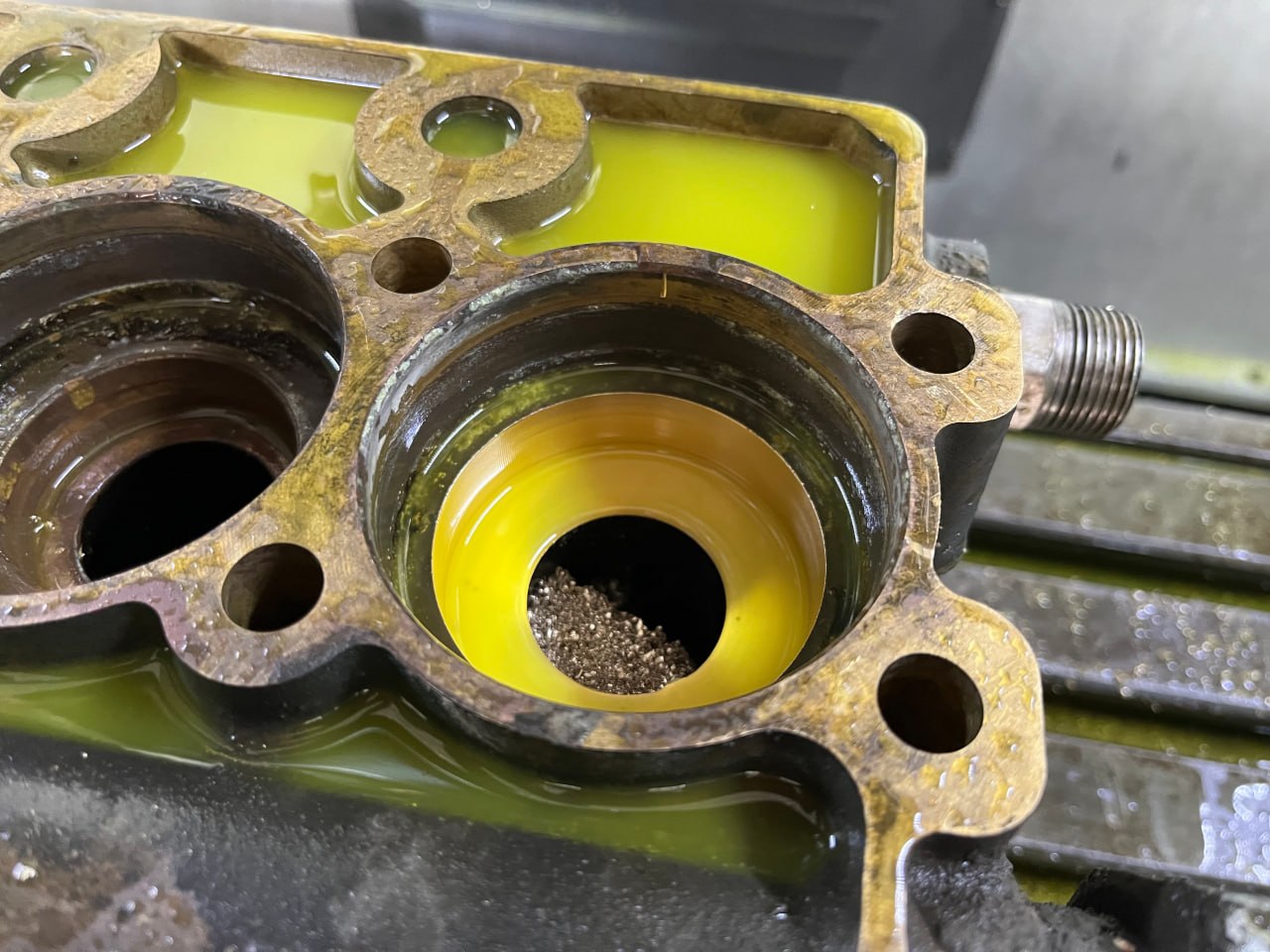 Detalj under bearbetning i CNC-maskin